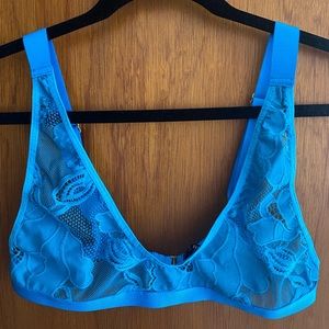 Suzy Black size Large blue lace bra